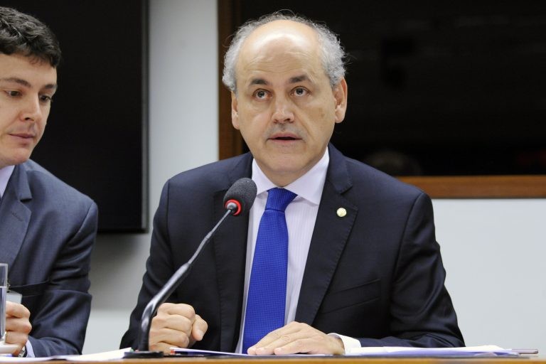 Comissão aprova projeto que dispensa licenciamento para instalação de antenas