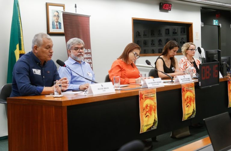 Especialistas pedem revogação de normas sobre formação de professores