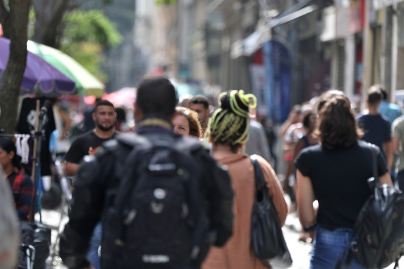 IBGE: renda média de trabalhador branco é 75,7% maior que de pretos