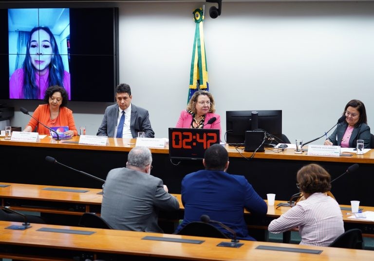 Mães de pessoas com deficiência ou doenças raras pedem programas públicos de apoio