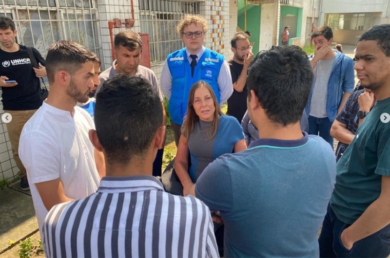 Parlamentares da Comissão de Refugiados visitam afegãos acampados em Guarulhos