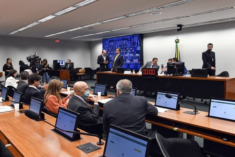 Relator apresenta parecer pela aprovação com ressalvas das contas de governo de 2016 e 2018