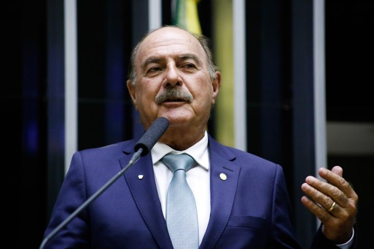 Comissão aprova projeto que define tremor essencial como deficiência para fins legais