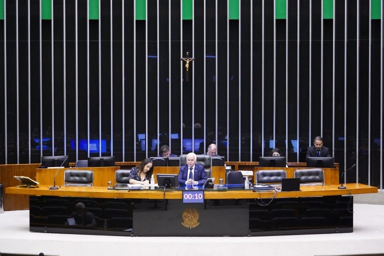 Deputados rejeitam recurso e aprovam outorga para serviço de radiodifusão no interior do Ceará; acompanhe