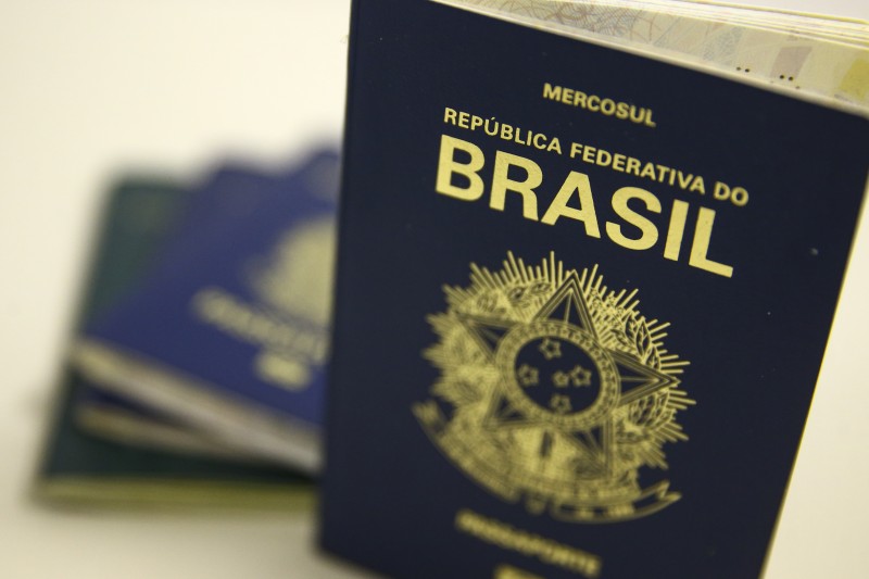 Secretário promete liberar verba para retomar emissão de passaportes