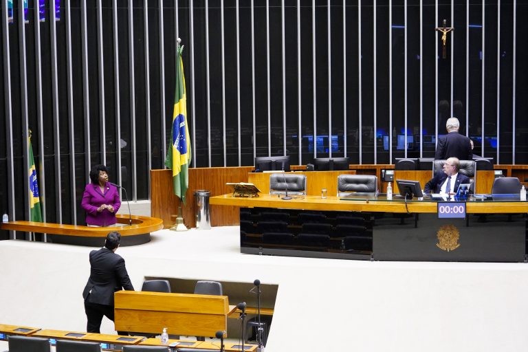 Deputados aprovam projeto que assegura direitos ao deficiente auditivo unilateral; acompanhe