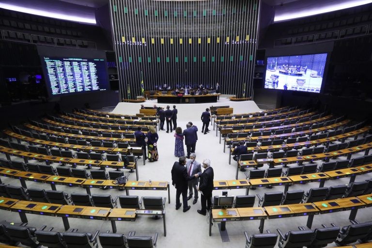 Câmara pode votar nesta quarta projeto de isenção do IR para aposentado com sequelas de Covid