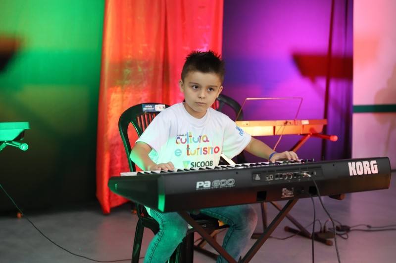 Recital de teclado reúne famílias luverdenses para certificação dos alunos