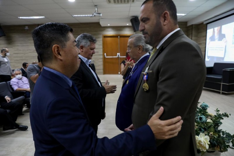 Autoridades e servidores que contribuem com a Politec são homenageados com medalha