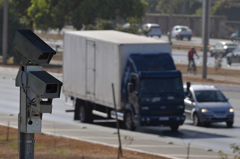 Projeto veda remuneração de empresas com base em multas de trânsito
