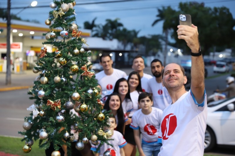 Em parceria com comerciantes, Projeto Natal Luz monta árvores na Avenida Mato Grosso