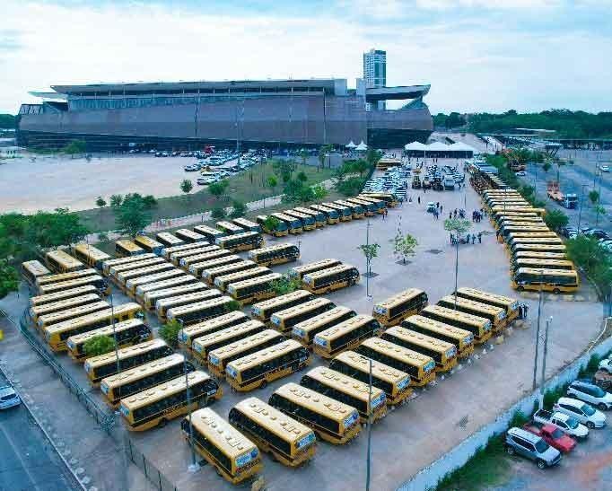 Prefeitos comemoram a entrega de 342 novos ônibus escolares e sete mil notebooks a professores