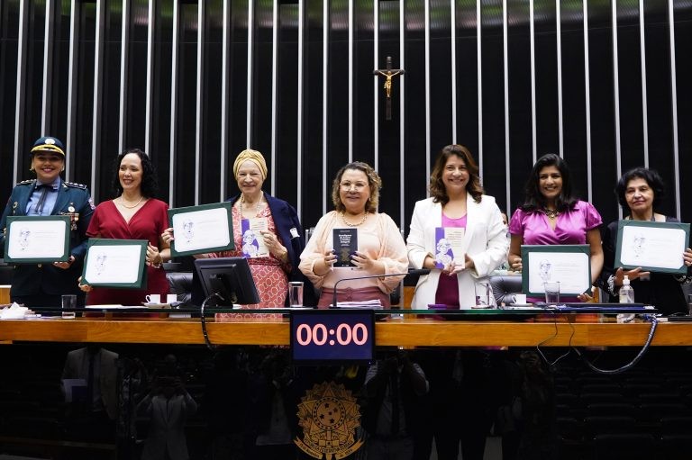Comissão da Mulher da Câmara entrega diploma Mulher-Cidadã Carlota Pereira de Queirós
