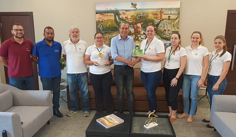 Previlucas apresenta prêmio ao prefeito Miguel Vaz