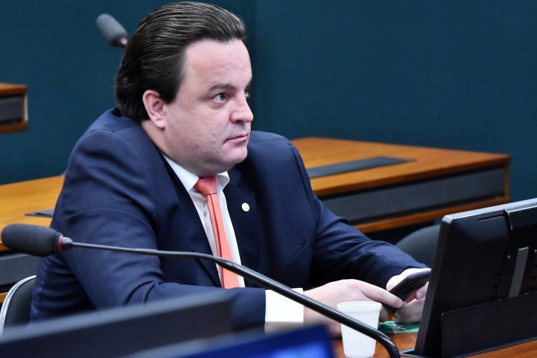 Comissão aprova proposta que prevê cartão de estacionamento para motorista que acompanha idoso
