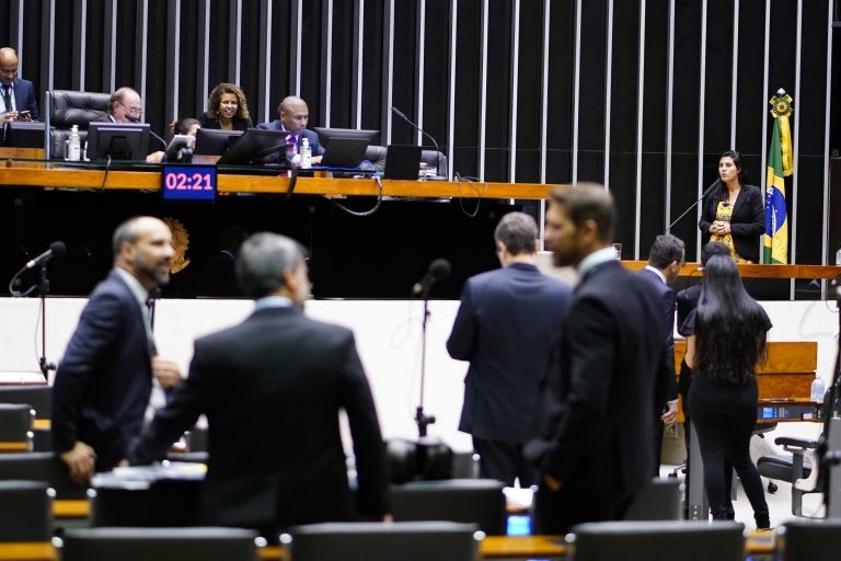 Câmara dos Deputados faz sessão nesta terça-feira para analisar projetos em pauta