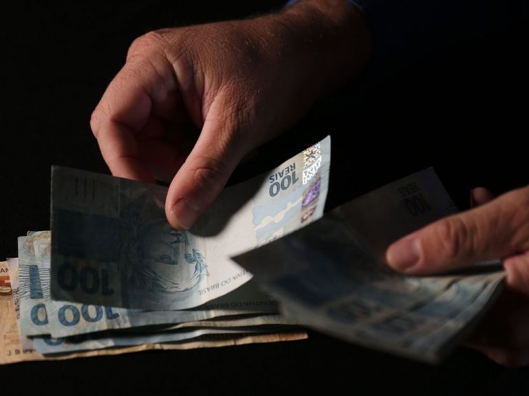 Relator do Orçamento de 2023 aumenta salário mínimo para R$ 1.320