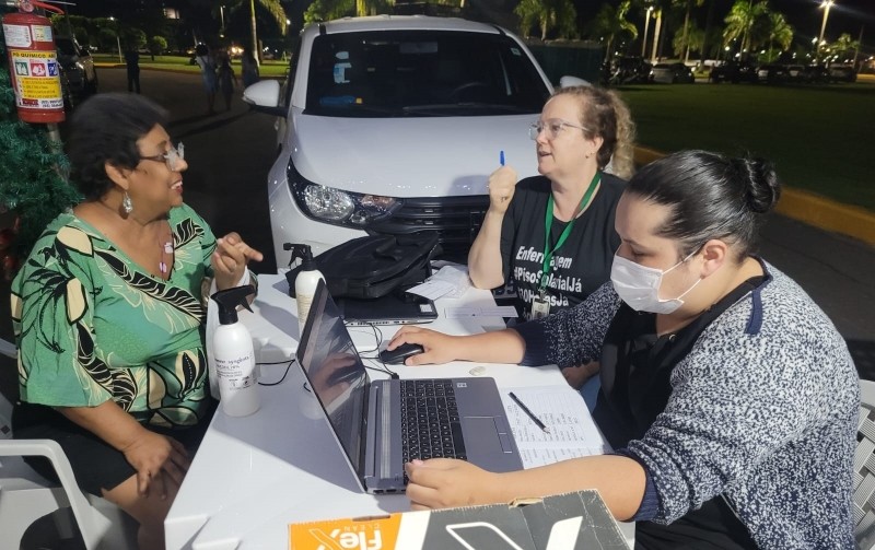 Saúde disponibiliza vacinas aos visitantes da Vila Encantada do Natal da Esperança