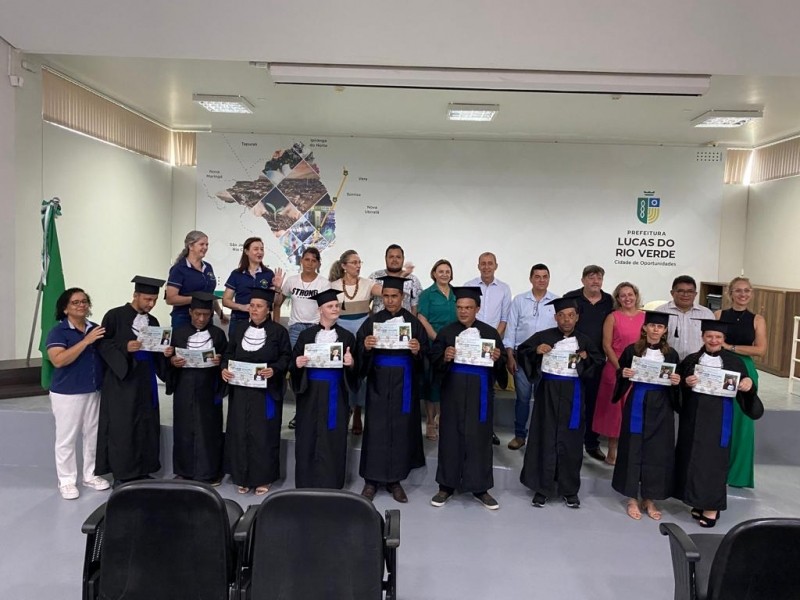 Formatura dos alunos da Apae reúne familiares e autoridades na Prefeitura