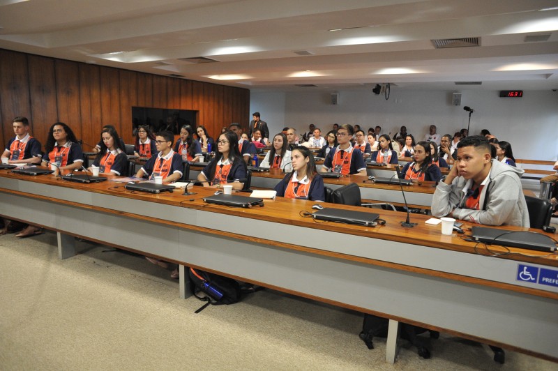 Programa Jovem Senador e Jovem Senadora tem novo nome e se consolida com projeto aprovado