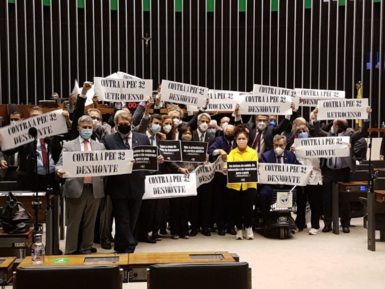 Comissão da reforma administrativa reúne-se neste momento; acompanhe