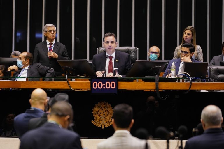 Congresso derruba veto a projeto que proíbe construções hostis à população em situação de rua