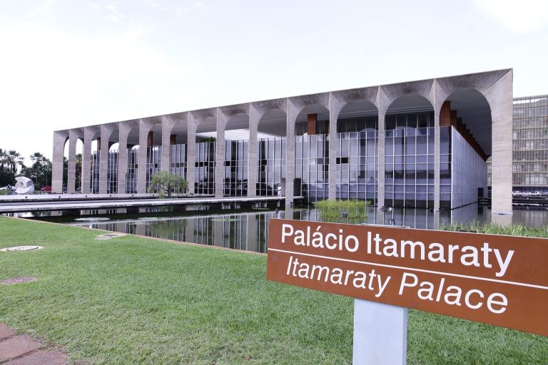 MP altera tabela de cálculo de vencimento de servidores no exterior