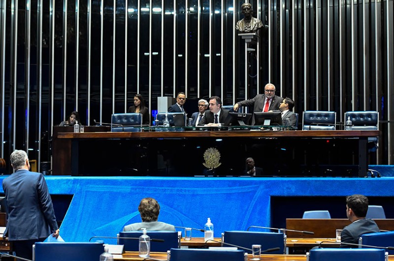 Senado suspende sessão para esperar Câmara aprovar PEC da Transição