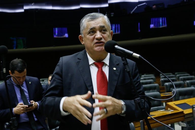 Deputados comemoram aprovação em dois turnos da PEC da Transição