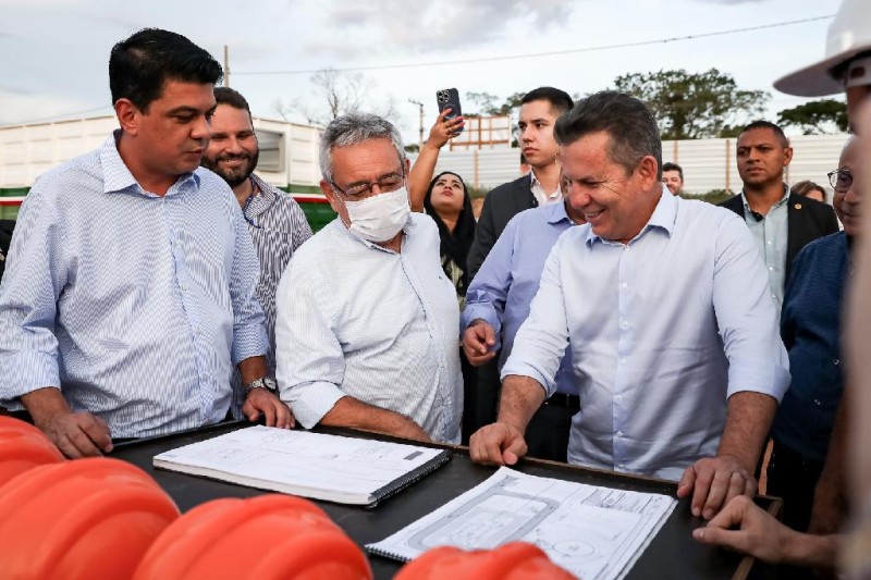 Governador vistoria obras de ETA em Várzea Grande: "Vai ser o ponto final do problema da falta de água"