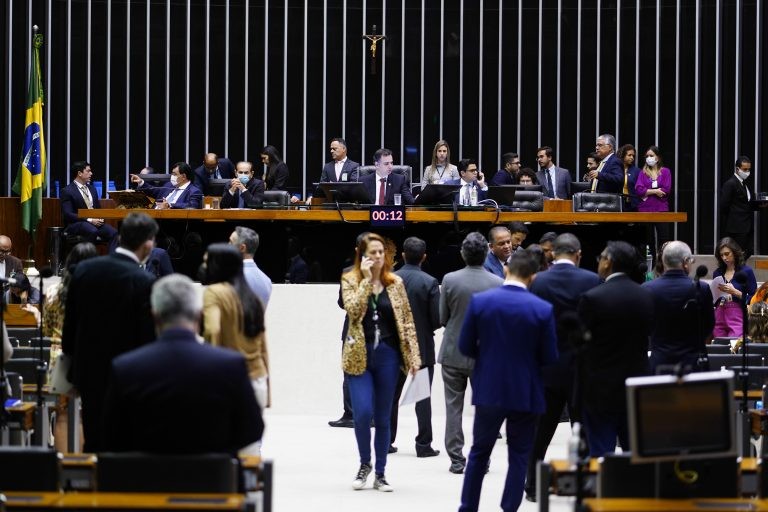 Congresso derruba dois vetos presidenciais e vai votar Orçamento; acompanhe