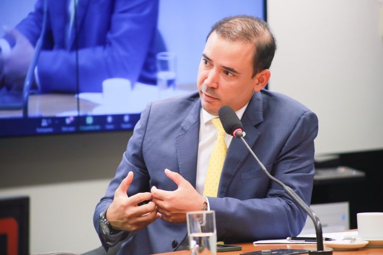 Comissão aprova obrigatoriedade de cobertura nos pontos de ônibus