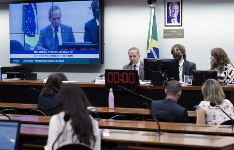 Comissão aprova proposta que altera sistema tributário brasileiro