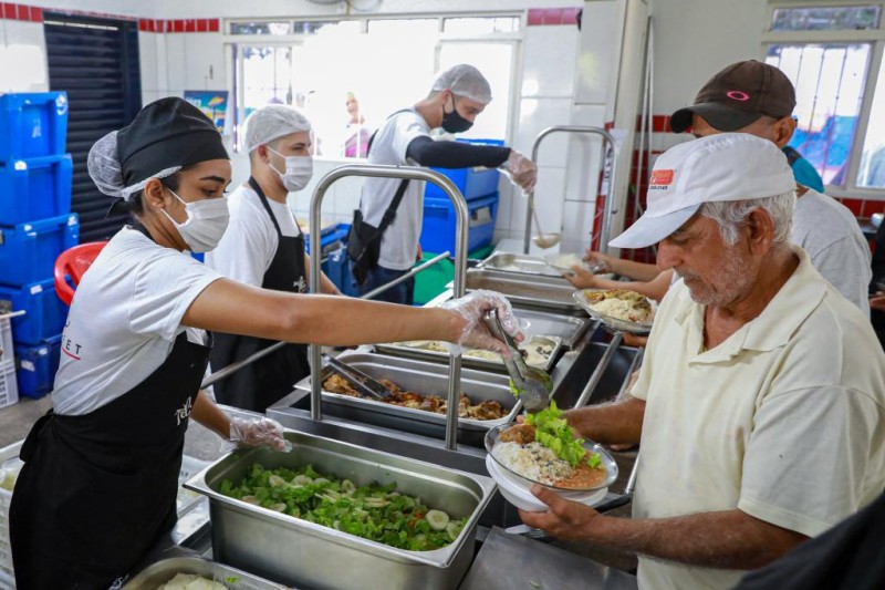 Clientes do Restaurante Prato Popular recebem ceia de Natal antecipada