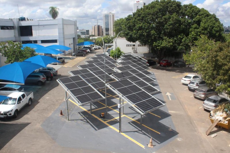 Seplag instala usina solar em estacionamento