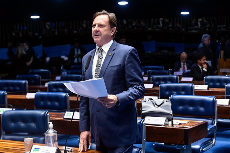 Bolsonaro veta projeto que garante prótese cardíaca por cateter no SUS