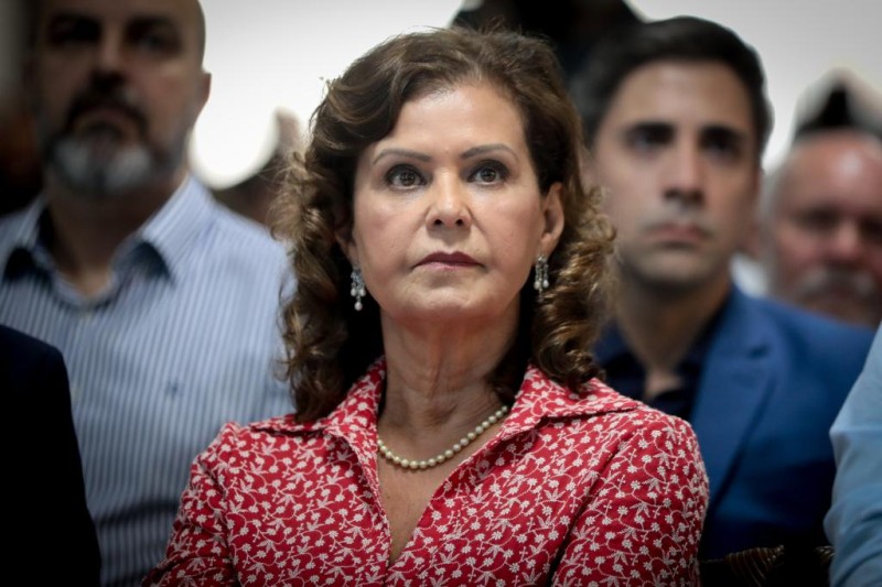 Conheça o perfil da secretária Teté Bezerra