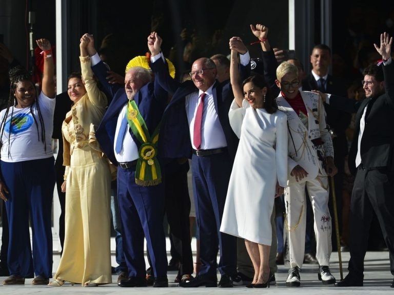 Ao discursar no Parlatório, Lula pede união nacional e defende a redução da desigualdade