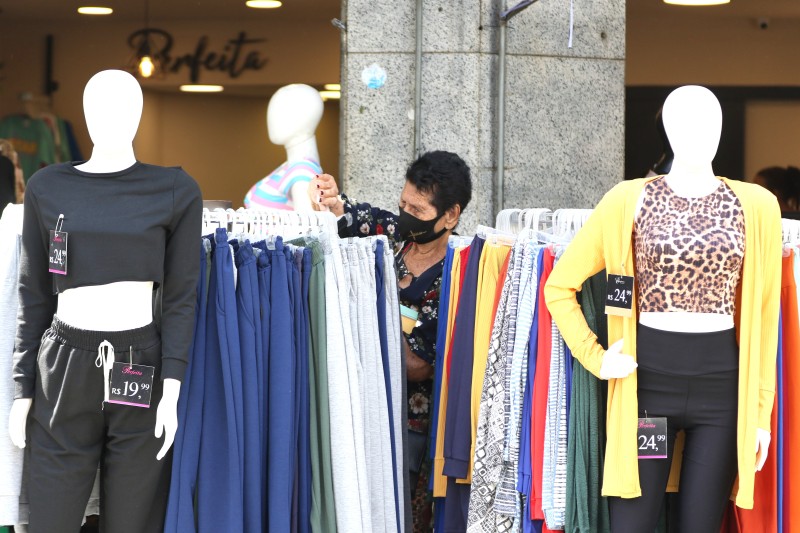 Confiança empresarial cai 0,8 ponto em dezembro, diz FGV