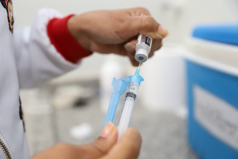 Manter caderneta de vacinação em dia é importante em todas as fases da vida