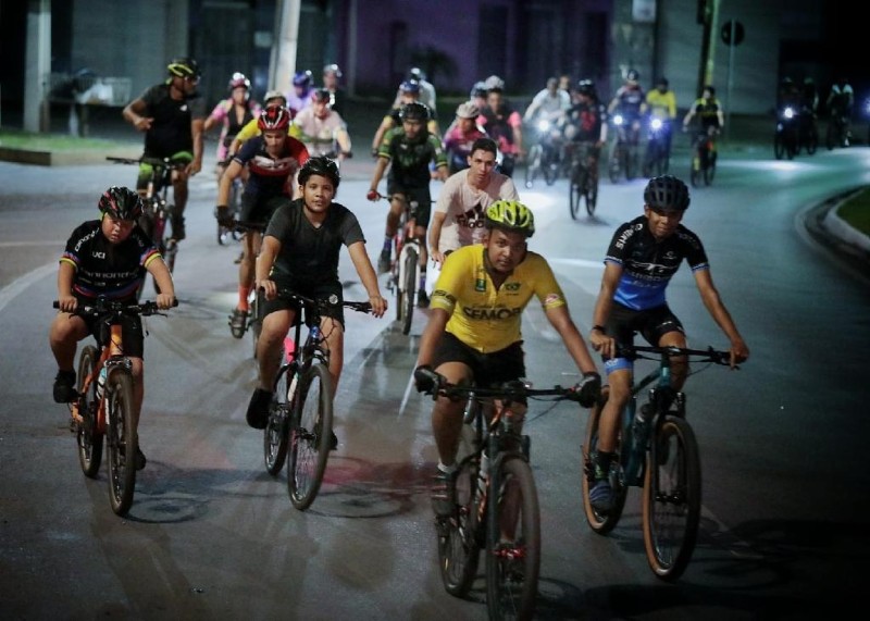 Passeio de bicicleta leva centenas de pessoas a pontos turísticos da capital