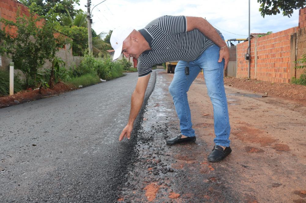 Obra de pavimentação asfáltica no bairro Parque Atlântico é fiscalizada pelo presidente da Câmara