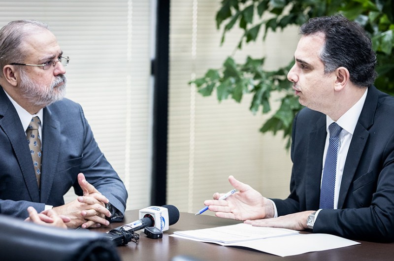 Pacheco entrega a Aras representação contra invasores do Senado