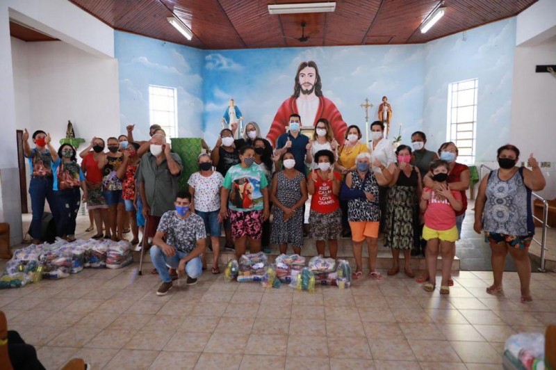Primeira-dama entrega mil cestas básicas para famílias atendidas pela Paróquia São José Operário