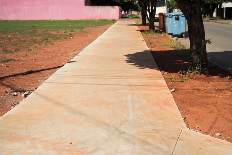 Prefeitura conclui 50% da construção de calçadas no Jardim das Palmeiras
