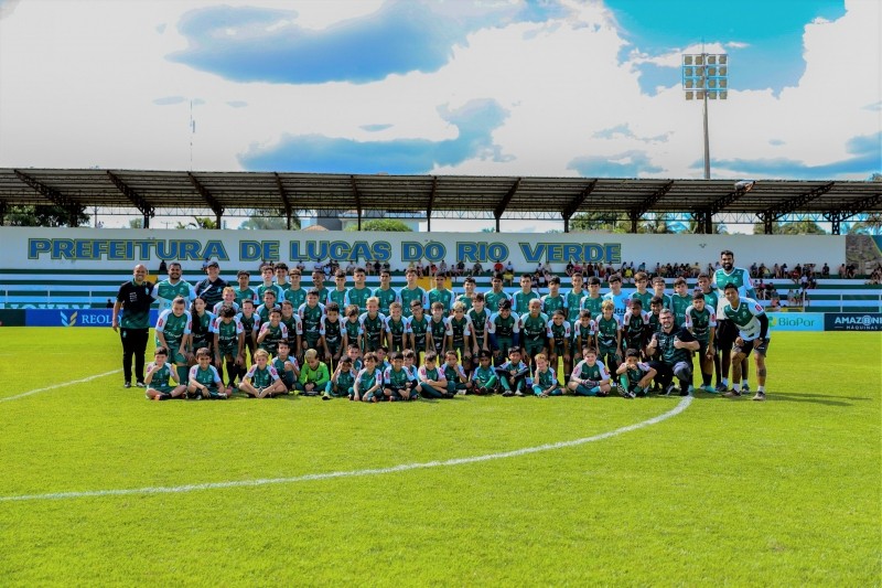 Alunos das escolinhas do Viva Lucas participam de atividade durante jogo do Luverdense