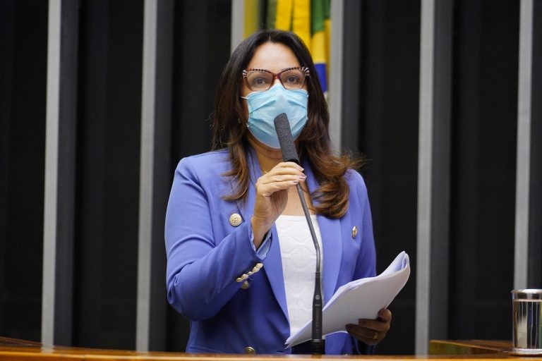 Comissão aprova proposta que condiciona revogação de medidas protetivas à oitiva prévia da agredida