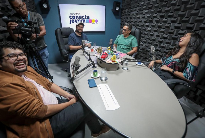 "Educação financeira é necessária desde a juventude", avalia professor em podcast