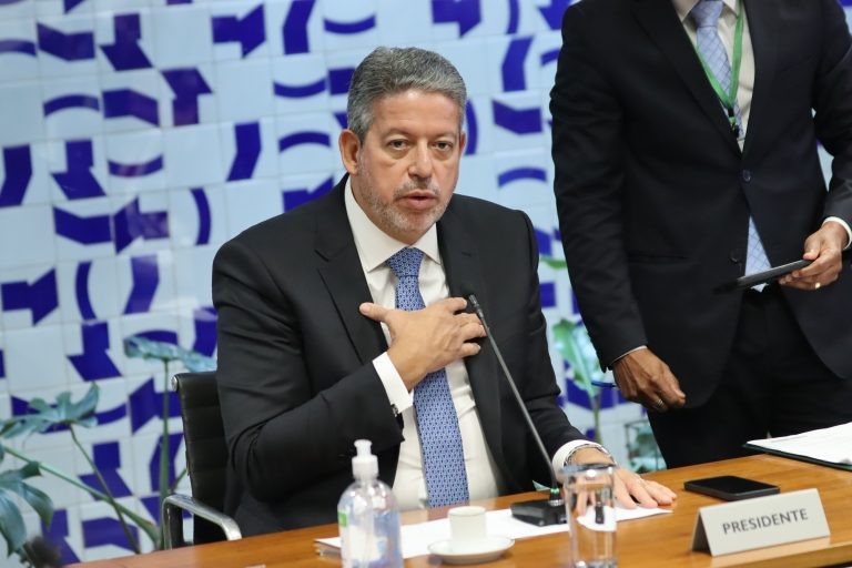 Lira: extremos serão isolados da política