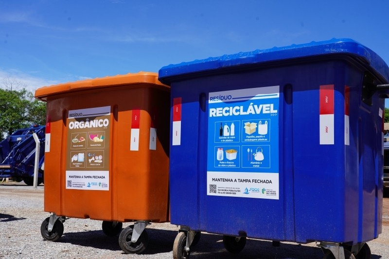 Saae orienta luverdenses para manter tampa dos contentores fechada